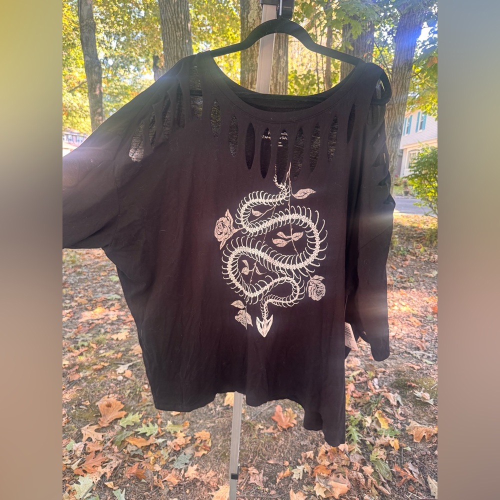 Torrid Black Snake‎ Graphic Women's Top